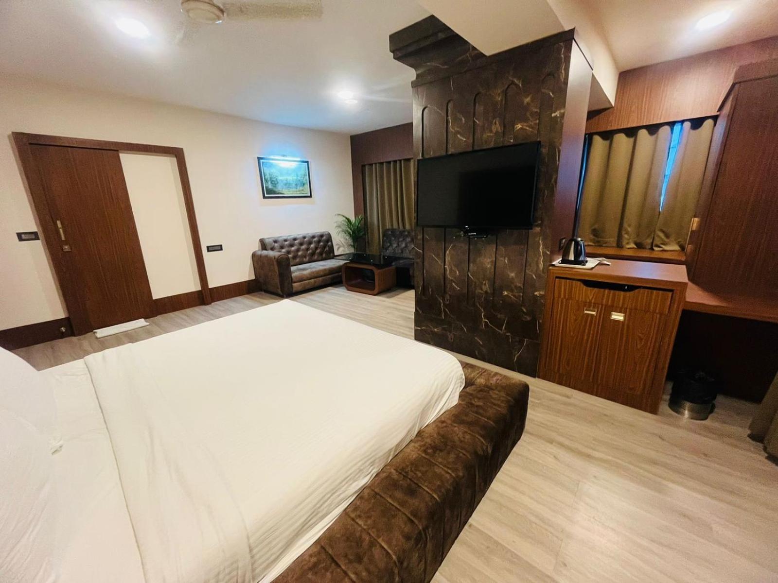 Hotel Rajmahal Гувахати Экстерьер фото
