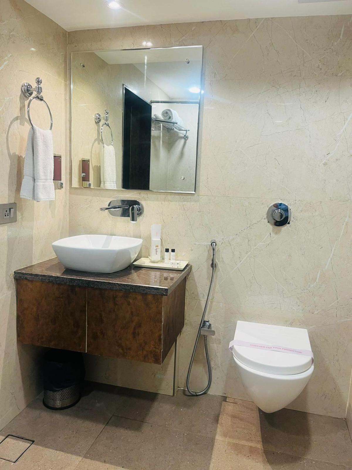 Hotel Rajmahal Гувахати Экстерьер фото